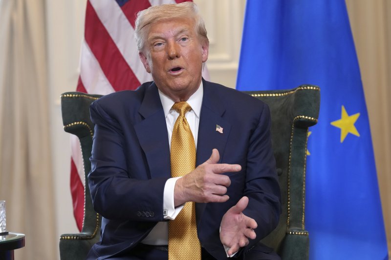 [턴베리=AP/뉴시스] 도널드 트럼프 미국 대통령이 27일(현지 시간) 스코틀랜드 턴베리의 트럼프 턴베리 골프장에서 우르줄라 폰데어라이엔 유럽연합(EU) 집행위원장과의 회담에 대해 발언하고 있다. 미국과 EU가 '상호관세 15%'를 골자로 한 무역 합의를 타결했다. 2025.07.28.