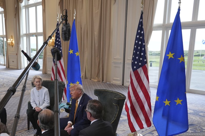[턴베리=AP/뉴시스] 도널드 트럼프 미국 대통령이 27일(현지 시간) 스코틀랜드 턴베리의 트럼프 턴베리 골프장에서 우르줄라 폰데어라이엔 유럽연합(EU) 집행위원장과의 회담에 대해 발언하고 있다. 미국과 EU가 '상호관세 15%'를 골자로 한 무역 합의를 타결했다. 2025.07.28.