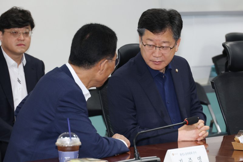 국회 환경노동위원장인 안호영 더불어민주당 의원(오른쪽)과 여당 간사인 김주영 의원이 28일 오전 서울 여의도 국회 의원회관에서 열린 노란봉투법(노동조합법 2·3조 개정안) 관련 당정 간담회에서 대화하고 있다. 2025.7.28/뉴스1 ⓒ News1 이광호 기자