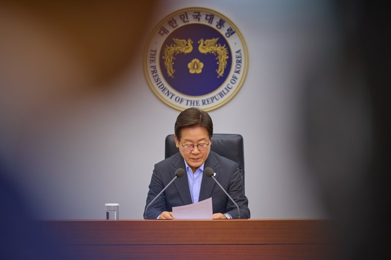 이재명 대통령이 24일 서울 용산 대통령실 청사에서 열린 제5차 수석보좌관회의를 주재하고 있다. (대통령실 제공. 재판매 및 DB 금지) 2025.7.24/뉴스1 ⓒ News1 허경 기자