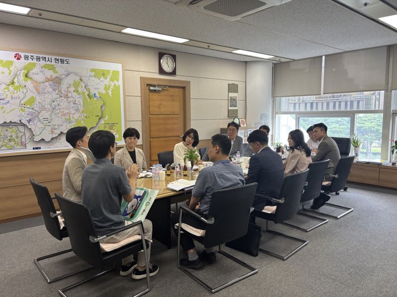 광주광역시가 부서와 시민 추천을 통해 접수된 상반기 적극행정 우수사례 후보 11건을 대상으로 예선과 본선 평가, 적극행정위원회 심사<사진>를 실시해 최우수 1건, 우수 2건, 장려 2건 등 5건을 뽑았다. 광주광역시 제공