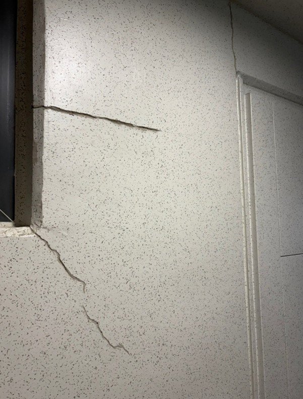 서울 강동구 둔촌동 ‘올림픽파크포레온’ 3단지에 발생한 균열 이미지. 사진 = 온라인 커뮤니티 *재판매 및 DB 금지