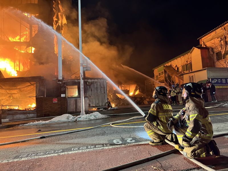 경기도북부소방재난본부 소속 대원들이 화재를 진압하며 도민의 생명과 재산 보호에 앞장서고 있다. 경기도북부소방재난본부 제공