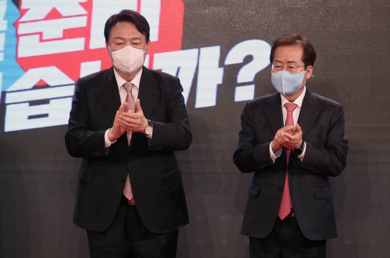 지난 2021년 11월 5일 국민의힘 윤석열, 홍준표 당시 대선 경선 후보가 서울 용산구 백범김구기념관에서 열린 제20대 대통령 후보 선출을 위한 2차 전당대회에서 당원들에게 인사하며 나란히 박수를 치고 있다. 2021.11.5/뉴스1 ⓒ News1 오대일 기자