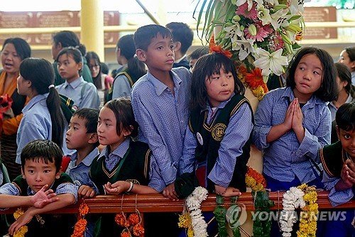 달라이 라마 90세 생일 축하하는 티베트 어린이들 (출처=연합뉴스)