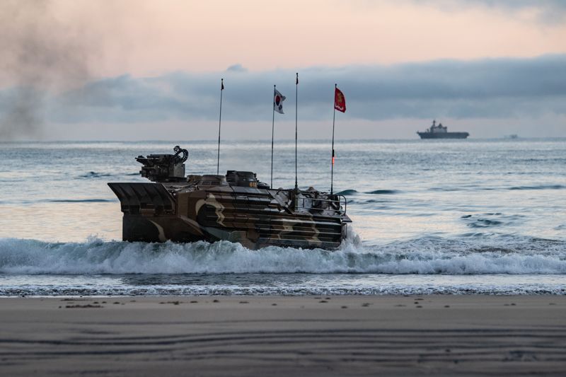 해병대는 지난 3일부터 27일까지 호주 북동부 일대에서 미국, 호주 등과 함께 2025년 탈리스만 세이버 연합훈련에 참가해 연합작전 수행능력을 향상했다. 결정적행동 임무 수행 장면. 해병대사령부 제공