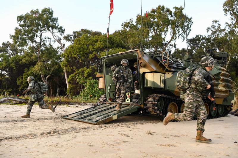해병대는 지난 3일부터 27일까지 호주 북동부 일대에서 미국, 호주 등과 함께 2025년 탈리스만 세이버 연합훈련에 참가해 연합작전 수행능력을 향상했다. 결정적행동 임무 수행 장면. 해병대사령부 제공