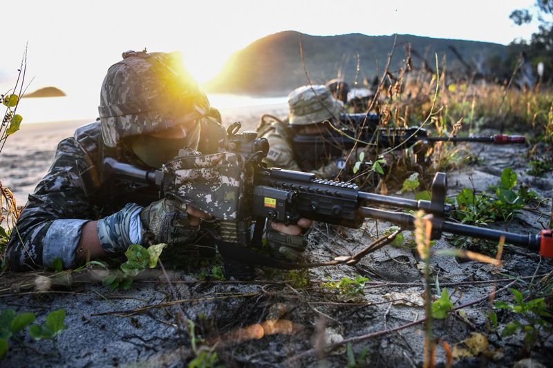 해병대는 지난 3일부터 27일까지 호주 북동부 일대에서 미국, 호주 등과 함께 2025년 탈리스만 세이버 연합훈련에 참가해 연합작전 수행능력을 향상했다. 결정적행동 임무 수행 장면. 해병대사령부 제공