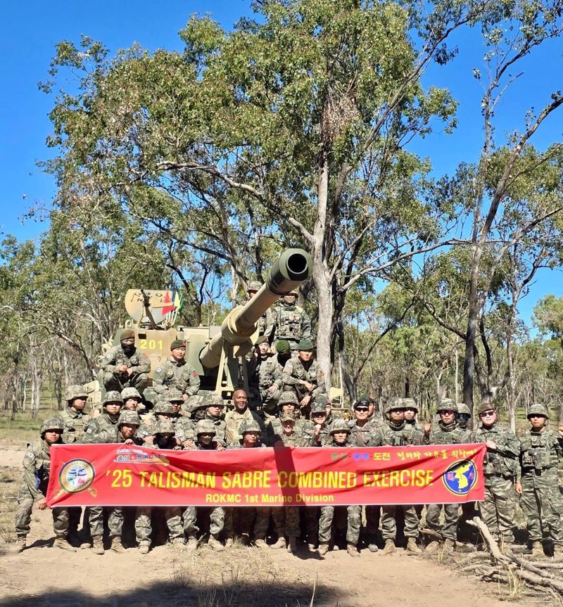 해병대는 지난 3일부터 27일까지 호주 북동부 일대에서 미국, 호주 등과 함께 2025년 탈리스만 세이버 연합훈련에 참가해 연합작전 수행능력을 향상했다. 훈련에 참가하 해병대 장병들이 브런슨 주한미군사령관과 기념촬영을 하고 있다. 주한미군사령부
