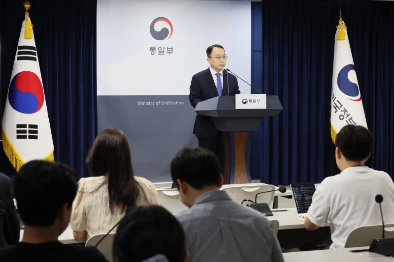 구병삼 통일부 대변인이 28일 서울 종로구 정부서울청사에서 열린 정례브리핑에서 북한 김여정 대남 담화와 관련한 질문에 답변하고 있다. 연합뉴스