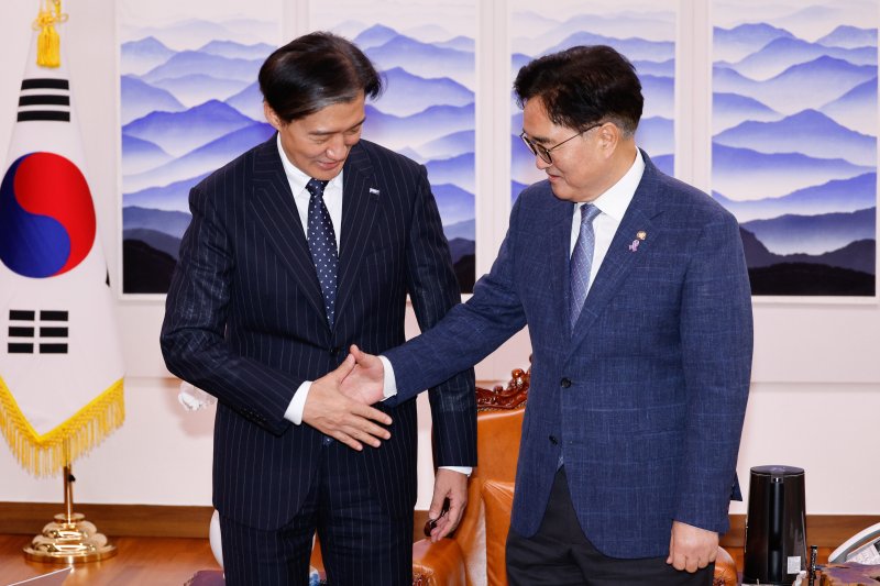 조국 조국혁신당 대표(왼쪽)가 2일 정치혁신 4법과 관련 서울 여의도 국회의장실을 찾아 우원식 국회의장과 악수하고 있다. 2024.8.2/뉴스1 ⓒ News1 안은나 기자