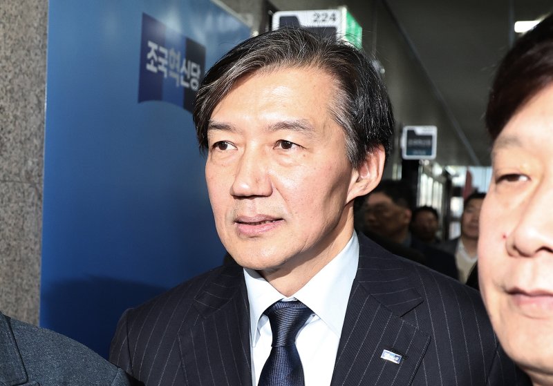 조국 조국혁신당 대표가 12일 오후 서울 여의도 국회에서 대법원 판결 관련 입장을 밝힌 뒤 회의실을 나서고 있다. 2024.12.12/뉴스1 ⓒ News1 구윤성 기자