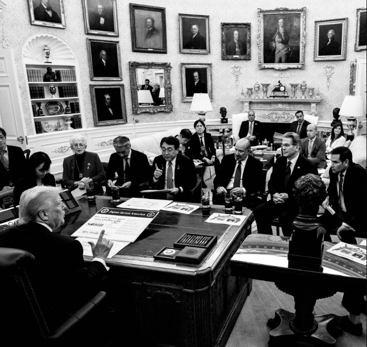 [서울=뉴시스] 도널드 트럼프 미국 대통령이 22일(현지 시간) 미국 워싱턴DC 백악관에서 아카자와 료세이 일본 경제재생상 등 일본 대표단과 협상하고 있다. 트럼프 대통령 책상 위에 놓인 '재팬 인베스트 아메리카' 패널에는 일본의 대미 투자 규모가 4000억 달러로 출력됐지만, 수기로 5000억 달러로 수정된 정황이 보인다. 이후 발표에선 5500억 달러로 더 늘었다. (사진=댄 스카비노 백악관 부비서실장 X 갈무리) 2025.07.24.