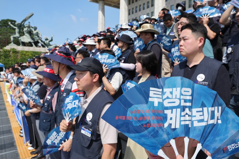 민주노총·한국노총 조합원들을 비롯한 시민사회단체 회원들이 28일 오전 서울 여의도 국회 본청 계단 앞에서 가진 노조법 2·3조 개정안 후퇴 저지 및 신속 통과 촉구 기자회견에서 구호를 외치고 있다. 2025.7.28/뉴스1 ⓒ News1 신웅수 기자
