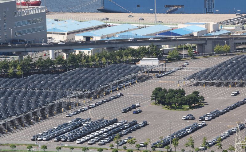 한미 관세협상 시한을 나흘 앞두고 28일 현대자동차 울산공장 수출선적부두 옆 야적장에 완성차가 대기하고 있다. 이번주 현대차 울산공장 하계휴가로 공장 가동이 멈췄다. 연합뉴스