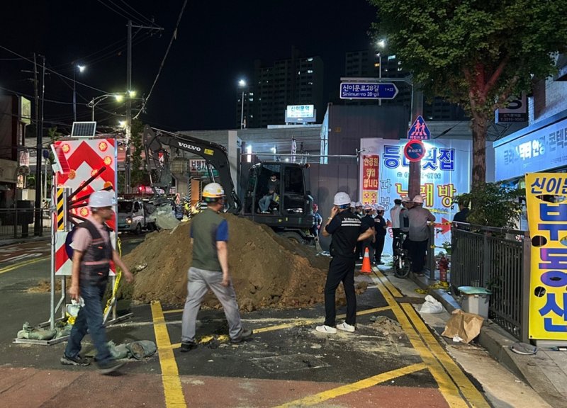 지난 23일 오후 서울 동대문구의 한 공사장에서 지반 침하가 발생해 동대문구와 소방, 경찰 등이 상황을 정리하고 있다. (동대문구청 제공. 재판매 및 DB금지) 2025.7.24/뉴스1