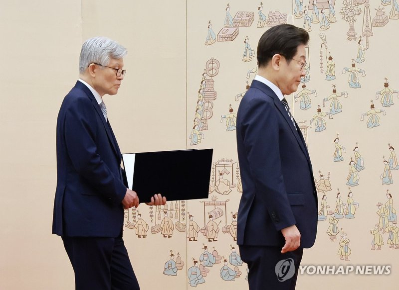 임명장 수여식, 이재명 대통령 돕는 최동석 인사혁신처장 (출처=연합뉴스)