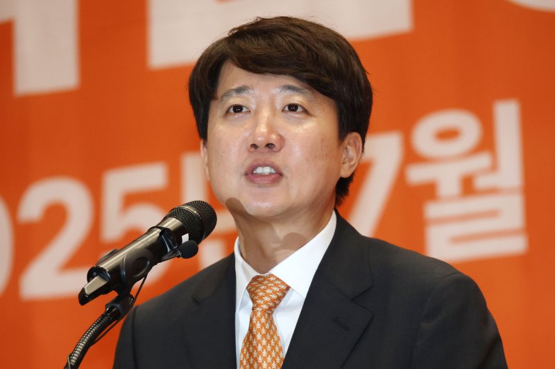개혁신당 당대표 후보인 이준석 의원이 27일 오후 서울 여의도 국회에서 열린 당대표 및 최고위원 선출 위한 제2차 전당대회에서 정견발표를 하고 있다. 2025.7.27/뉴스1 ⓒ News1 이광호 기자