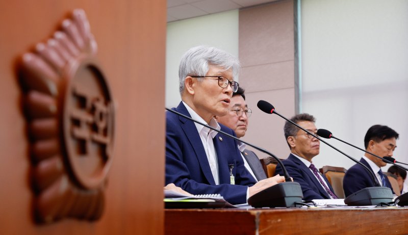 최동석 인사혁신처장이 지난 22일 오후 서울 여의도 국회에서 열린 법제사법위원회 제427회국회(임시회) 제4차 전체회의에 출석해 신동욱 국민의힘 의원 질의에 답하고 있다. /사진=뉴스1