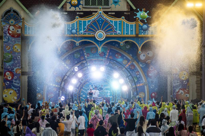 에버랜드에서 열리는 워터 디제잉 파티 '밤밤 썸머 나이트' 공연 모습. 삼성물산 리조트부문 제공