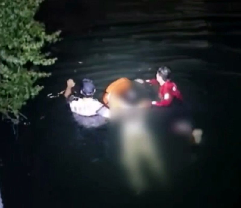 [제주=뉴시스] 제주해양경찰서가 27일 오후 제주시 한림항 해상에서 바다에 빠진 30대 여성 관광객을 구조하고 있다. (사진=제주해양경찰서 제공) 2025.07.28. photo@newsis.com