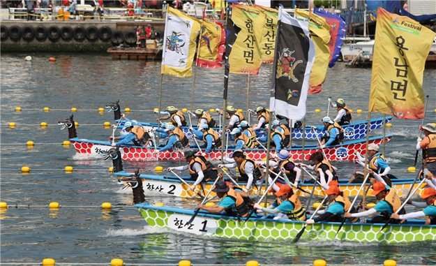 [통영=뉴시스] 지난 2024년 통영시장배 전국 거북선 노젓기 대회. (사진=뉴시스 DB). photo@newsis.com