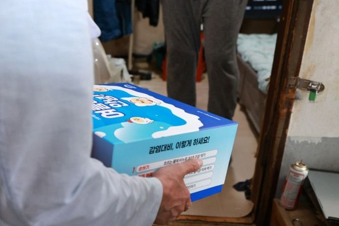 희망브리지, 서울 시내 쪽방촌에 ‘폭염·감염병 대응키트’ 전달