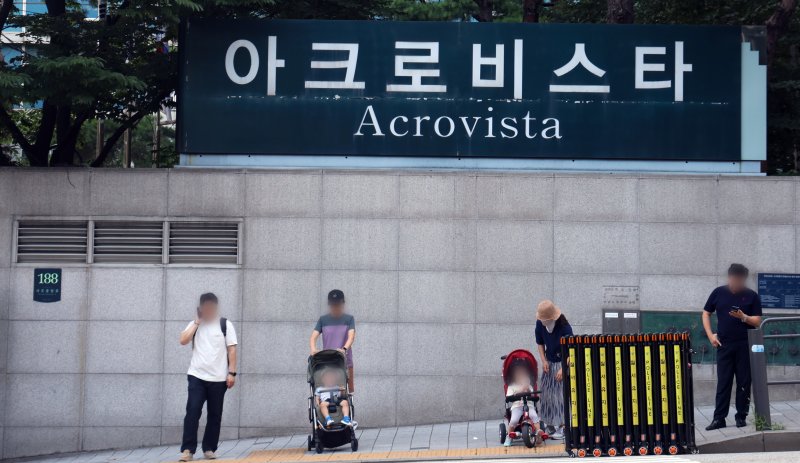 김건희 여사의 각종 의혹을 수사하는 민중기 특별검사팀이 25일 오전 윤석열 전 대통령 사저인 아크로비스타와 김 여사가 운영했던 코바나컨텐츠, 김 여사 모친 최은순 씨 주거지와 김선교 국민의힘 의원실 등에 대한 전방위 강제수사에 나섰다. 사진은 이날 서울 서초구 아크로비스타 단지 모습. 2025.7.25/뉴스1 ⓒ News1 김명섭 기자