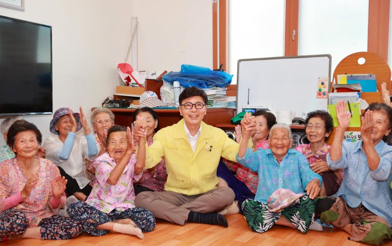 김철우 보성군수가 28일 관내 경로당을 돌며 정부 민생회복 소비쿠폰 신청을 독려하고 있다.(보성군 제공. 재판매 및 DB 금지)