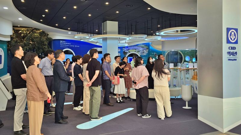 제약바이오협회가 종근당과 개최한 제약바이오 오픈하우스 행사에서 참가자들이 행사가 진행된 충남 천안 종근당 스마트팩토리에서 견학을 하고 있다. 종근당 제공