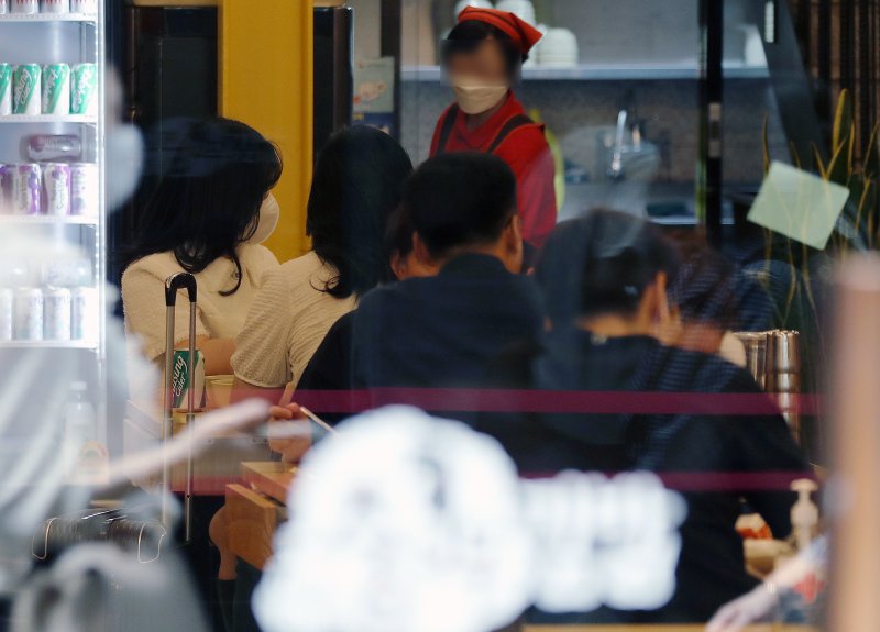 서울 명동의 한 분식집에서 직장인들이 점심식사를 하고 있다. ⓒ News1 구윤성 기자