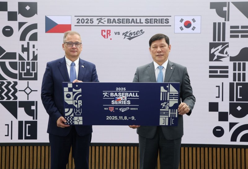 허구연 KBO 총재(오른쪽)와 얀차렉 주한 체코대사. (출처=연합뉴스)