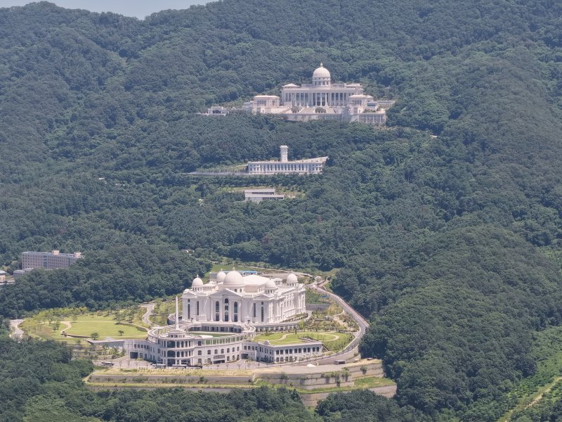 [서울=뉴시스] 경기 가평군 통일교 천원궁(아래부터), 천승전, 천정궁박물관 모습. (사진=독자 제공). 2025.07.28. photo@newsis.com