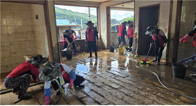 한국자유총연맹 부산광역시지부 동구지회 회원들이 경남 산청 내수마을을 찾아 피해복구를 돕고 있다. 한국자유총연맹 부산광역시지부 제공