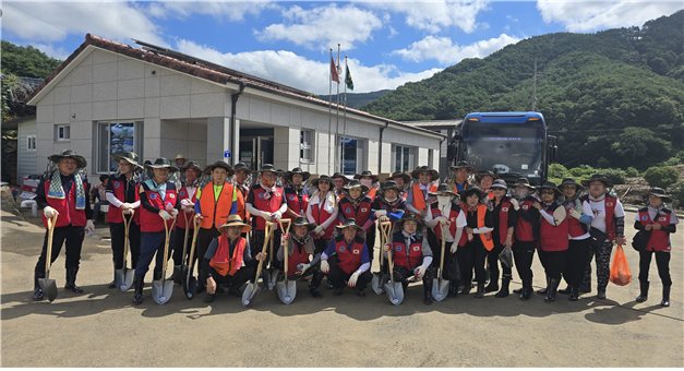 한국자유총연맹 부산광역시지부 동구지회 회원들이 지난 27일 경남 산청 내수마을을 찾아 피해복구 활동을 펼쳤다. 한국자유총연맹 부산광역시지부 제공