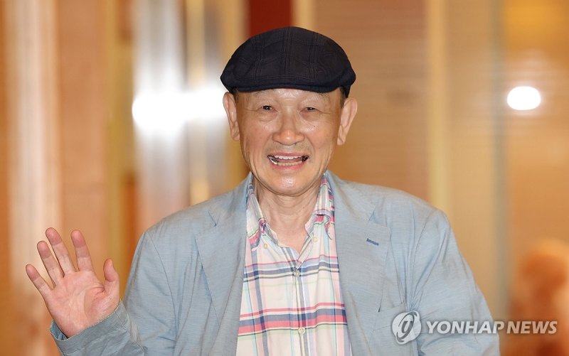간담회장 입장하는 윤범모 광주비엔날레 대표이사 (출처=연합뉴스)