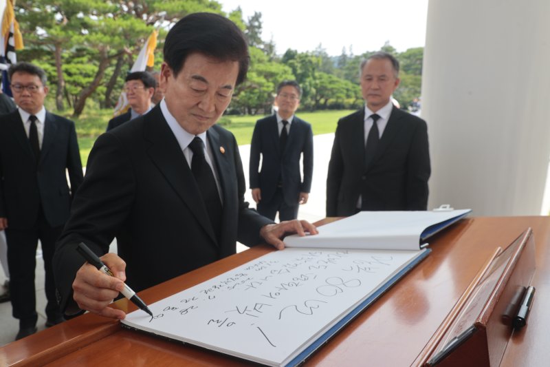 정동영 통일부 장관이 28일 서울 동작구 국립서울현충원을 찾아 참배한 뒤 방명록을 작성하고 있다. 연합뉴스