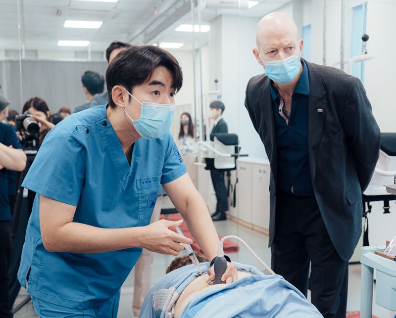 자생한방병원 이진호 병원장(왼쪽)이 해외 의료진 대상으로 초음파 유도 약침치료법을 시연하며 설명하고 있다. 자생한방병원 제공