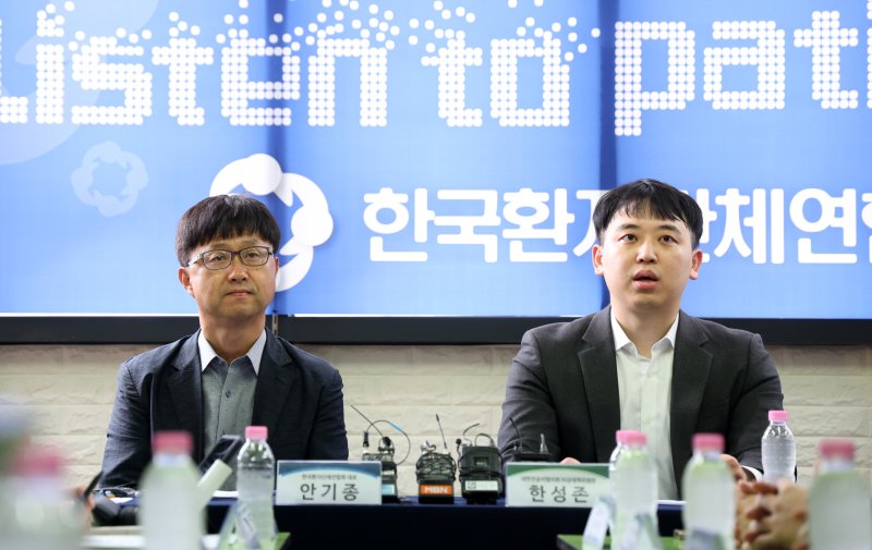 [서울=뉴시스] 김선웅 기자 = 안기종 한국환자단체연합회 대표와 한성존 대한전공의협의회 비상대책위원장이 28일 서울 영등포구 한국환자단체연합회에서 만나 환자, 전공의 각 입장과 상황을 말하고 있다. 2025.07.28. mangusta@newsis.com