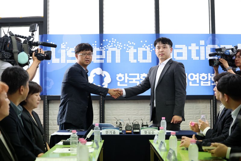 [서울=뉴시스] 김선웅 기자 = 안기종 한국환자단체연합회 대표와 한성존 대한전공의협의회 비상대책위원장이 28일 서울 영등포구 한국환자단체연합회에서 환자, 전공의 각 입장과 상황을 이야기하기 위해 만나 인사를 나누고 있다. 2025.07.28. mangusta@newsis.com