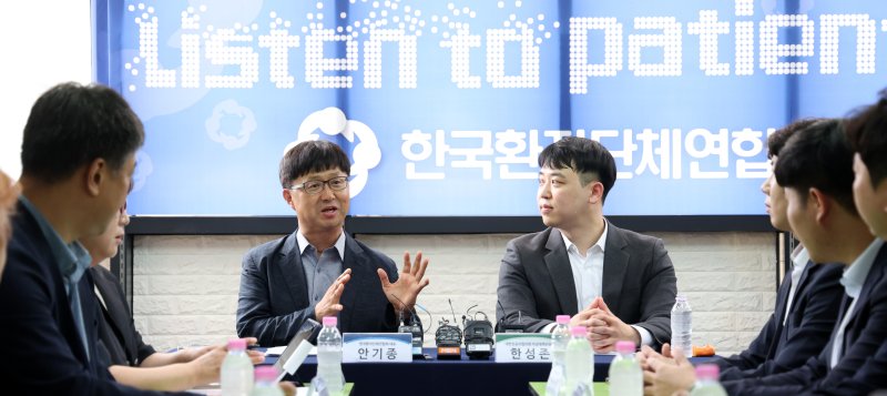 [서울=뉴시스] 김선웅 기자 = 안기종 한국환자단체연합회 대표와 한성존 대한전공의협의회 비상대책위원장이 28일 서울 영등포구 한국환자단체연합회에서 만나 환자, 전공의 각 입장과 상황을 말하고 있다. 2025.07.28. mangusta@newsis.com