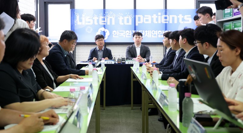 [서울=뉴시스] 김선웅 기자 = 안기종 한국환자단체연합회 대표와 한성존 대한전공의협의회 비상대책위원장이 28일 서울 영등포구 한국환자단체연합회에서 만나 환자, 전공의 각 입장과 상황을 말하고 있다. 2025.07.28. mangusta@newsis.com