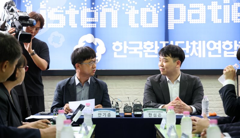 [서울=뉴시스] 김선웅 기자 = 안기종 한국환자단체연합회 대표와 한성존 대한전공의협의회 비상대책위원장이 28일 서울 영등포구 한국환자단체연합회에서 만나 환자, 전공의 각 입장과 상황을 말하고 있다. 2025.07.28. mangusta@newsis.com
