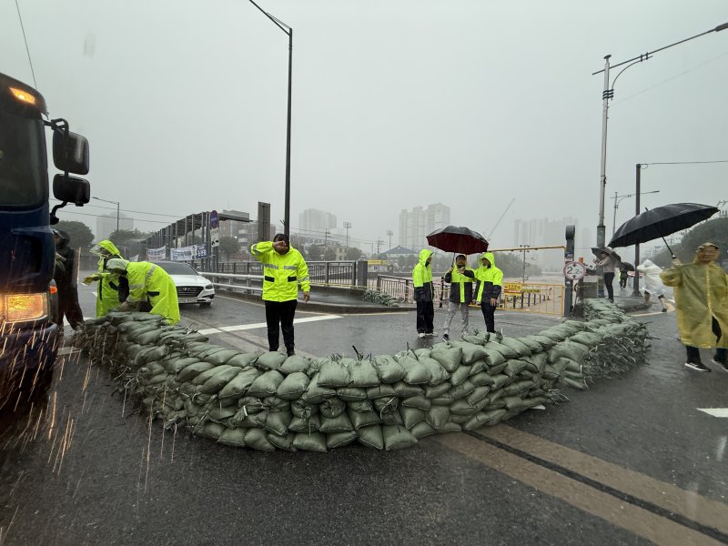 지난 17일 오후 광주천을 가로지르는 태평교 범람 우려로 양동복개상가 앞 천변좌로에 모래 주머니가 쌓여있다. 2025.7.17/뉴스1 ⓒ News1 김태성 기자