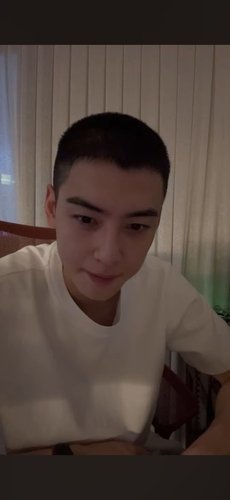 라이브 방송 진행한 차은우 (출처=연합뉴스)