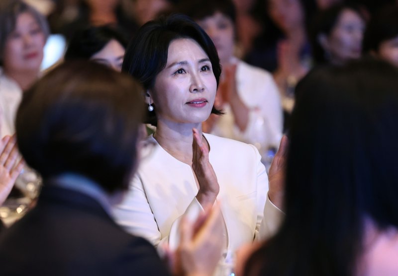 이재명 대통령의 부인 김혜경 여사가 1일 오후 서울 중구 신라호텔에서 열린 '제4회 여성기업주간 개막식'에 참석해 손뼉을 치고 있다. 2025.7.1/뉴스1 ⓒ News1 구윤성 기자
