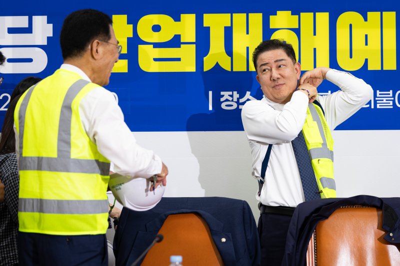 김병기 더불어민주당 당대표 직무대행 겸 원내대표가 28일 서울 여의도 국회에서 열린 더불어민주당 산업재해예방TF 출범식에서 기념 촬영을 위해 안전조끼를 입고 있다. 2025.7.28/뉴스1 ⓒ News1 유승관 기자