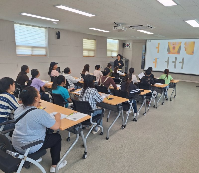 [고성(경남)=뉴시스] 신정철 기자= 경남 고성군은 외국인 계절근로자를 대상으로 한국어 교육 프로그램의 첫 수업을 실시하고 본격적인 운영에 들어갔다고 28일 밝혔다.사진은 지난 26일 영오면사무소 2층에서 외국인 계절근로자25명을 대상으로 교육을 실시하고 있는 모습.(사진=고성군 제공).2025.08.28. photo@newsis.com *재판매 및 DB 금지