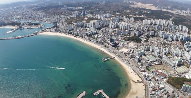 [포항=뉴시스] 송종욱 기자 = 경북 포항시가 해상 케이블카와 도심항공교통(UAM)을 결합한 복합 관광 개발에 나서 민간 투자 제안을 받고, 본격적인 검토에 들어갔다. 사진은 포항시 북구 영일대 전경. (사진=포항시 제공) 2025,07.28. photo@newsis.com