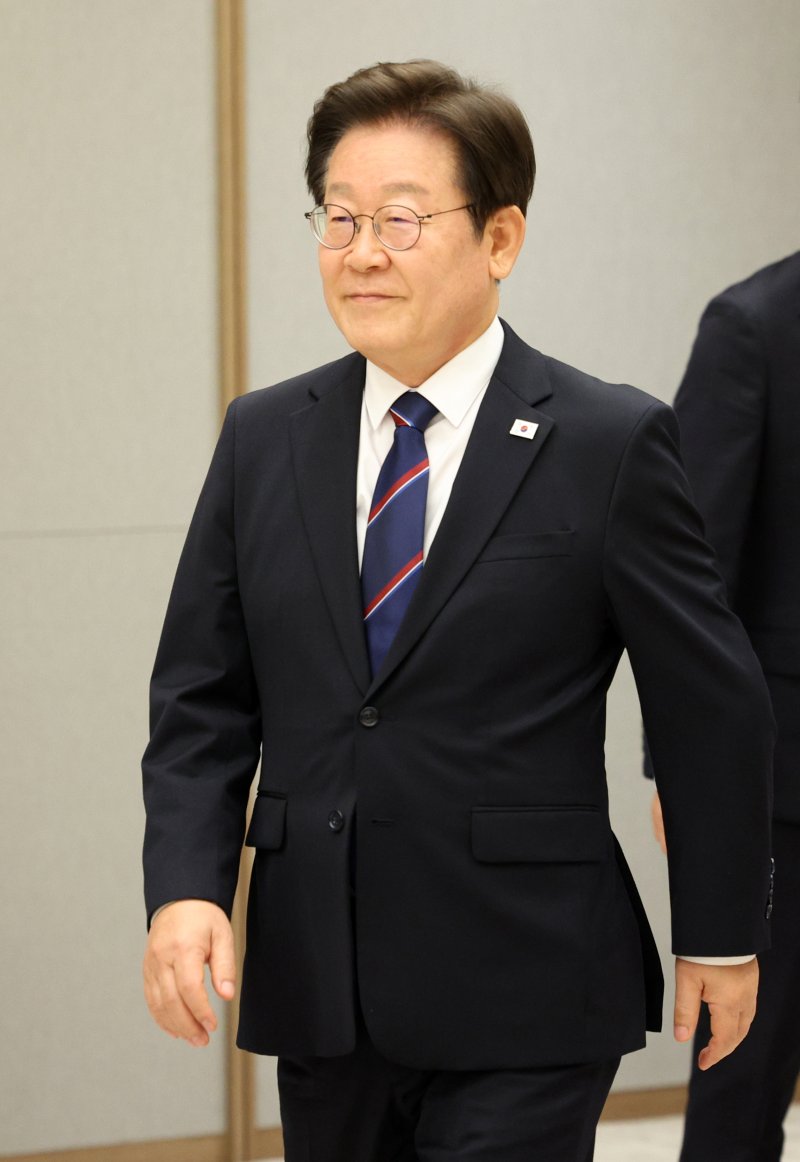 이재명 대통령, 헌재소장과 헌법재판관 임명장 수여 (서울=연합뉴스) 한상균 기자 = 이재명 대통령이 28일 용산 대통령실에서 열린 김상환 헌법재판소장과 오영준 헌법재판관 임명장 수여식에 입장하고 있다. 2025.7.28 [대통령실통신사진기자단] xyz@yna.co.kr (끝)